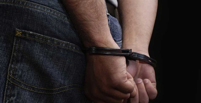 Plagosi me thikë pas sherrit 45-vjeçarin, në pranga autori