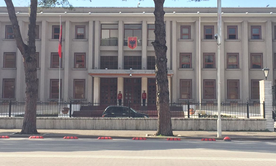 Presidenca-Xhaçkës për tërmetin apokaliptik: Papagajtë s’kanë nevojë për fakte!