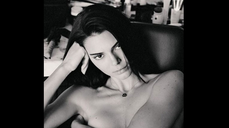 Modelja e famshme pozon tërësisht nudo! (FOTO)