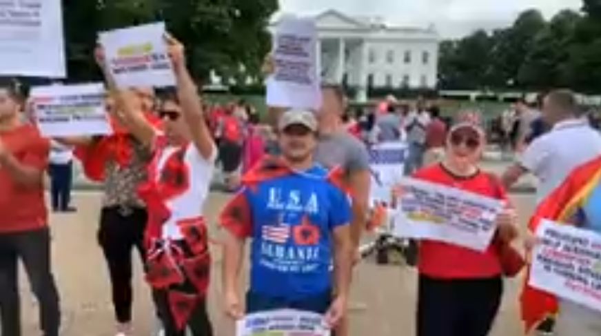 “Soros diktaturë në Shqipëri”, protestë para Shtëpisë së Bardhë (VIDEO LIVE)