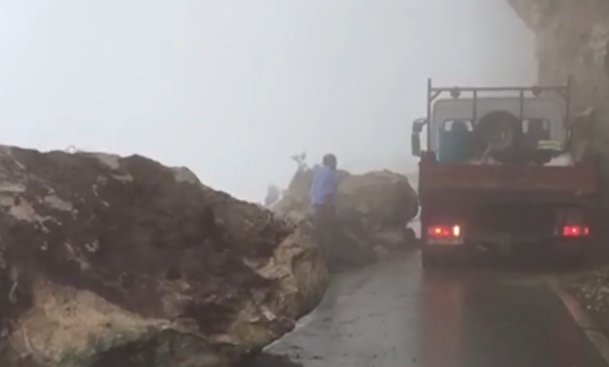 Bllokohet rruga Krujë-Sarisalltik, bien shkëmbinj e gurë mbi 1 tonë (FOTO)