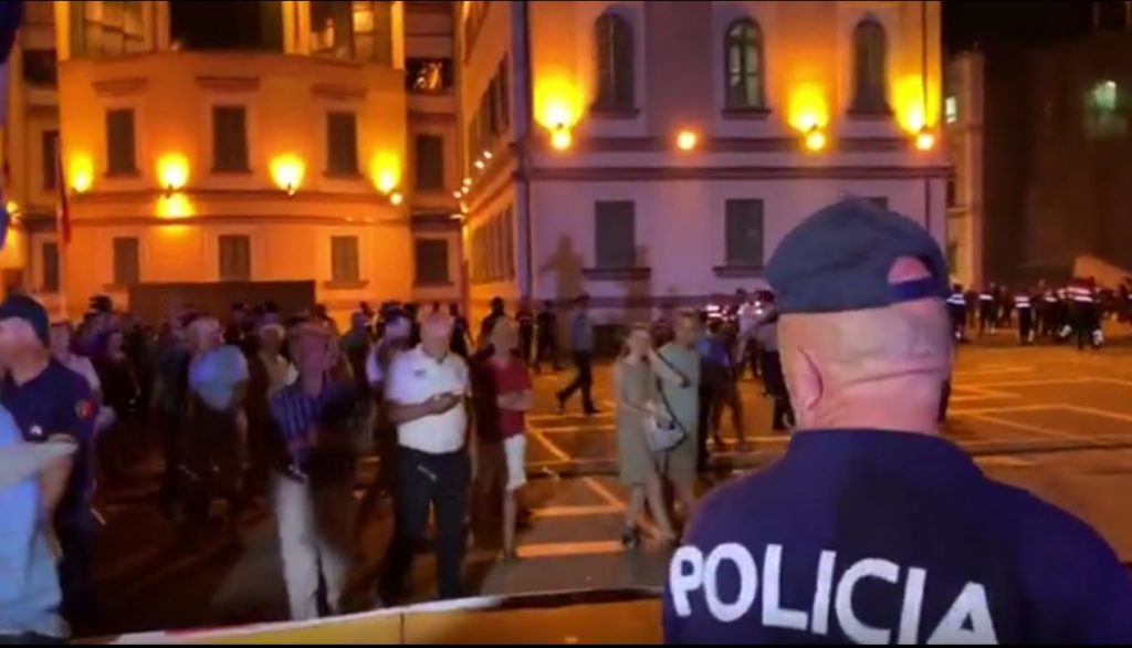 Policia tërhiqet nga rrethimi i Teatrit Kombëtar