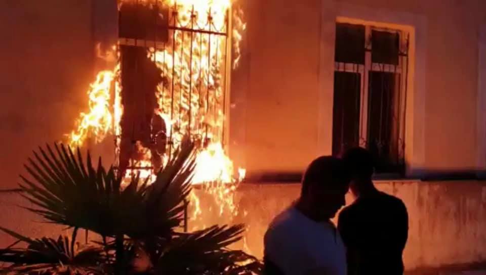 Rudina Hajdari sfidon Bashën, dhuron rrogën për shkollën që u dogj nga militantët e PD-së