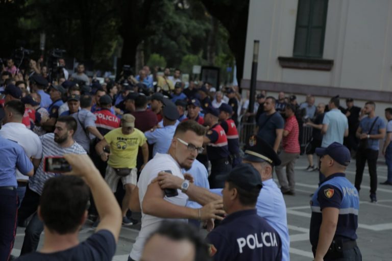 Përplasje tek Teatri, ndërhyn FNSH-ja