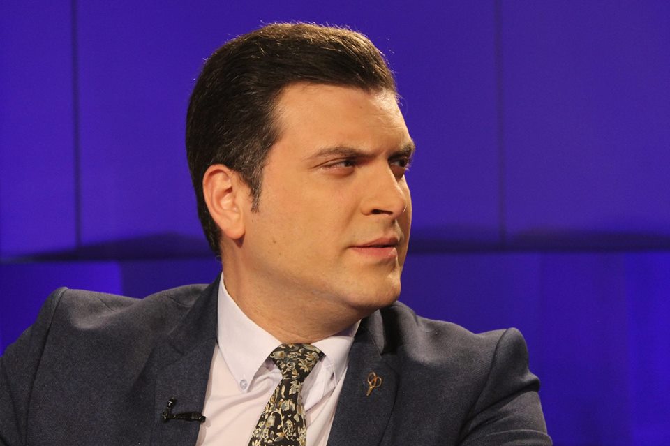 “Presidenti mund të mos arrestohet!” Zëdhënësi i Metës i përgjigjet Felajt: “Minë me sahat”