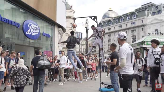 Tifozët vendosin bast në rrugë, kush kërcen sa Ronaldo fiton 1 mijë paund