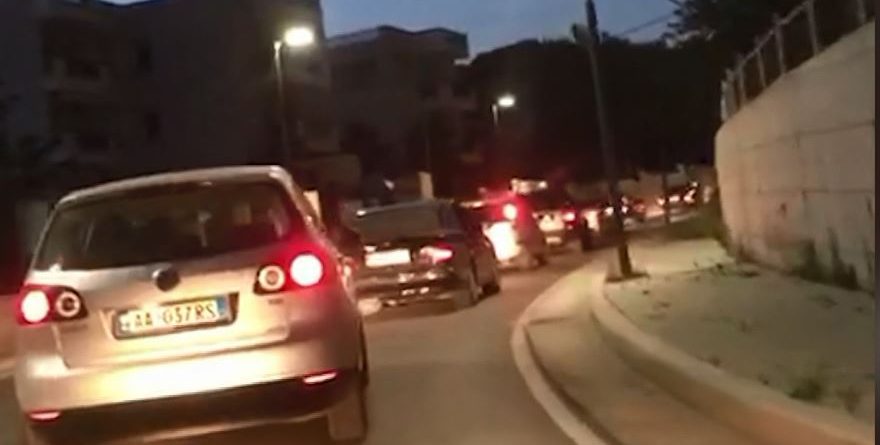 Pushuesit bllokohen për orë të tëra në aksin Vlorë- Orikum