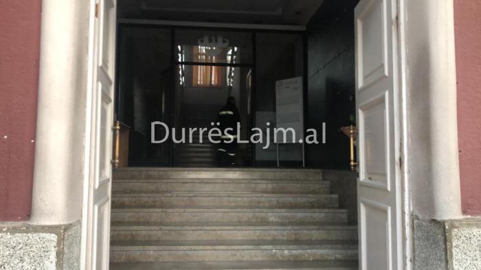 Ku ra zjarri në bashkinë e Durrësit, zjarrfikësit vënë situatën nën kontroll (FOTO & VIDEO)