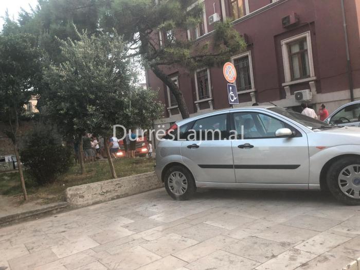 Zjarr në bashkinë e Durrësit (FOTO)