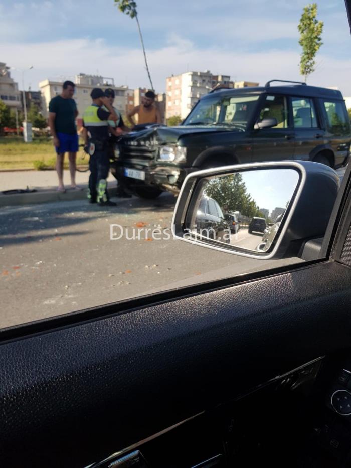 Përplasen dy automjete në Durrës (FOTO)