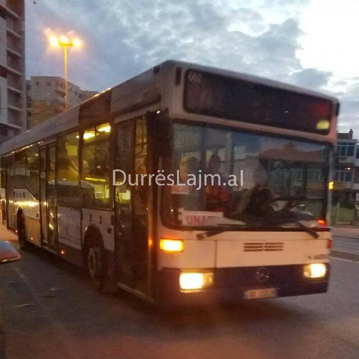 E frikshme në Durrës, shoferi lë derën e urbanit hapur prej vapës, rrëzohet faturino