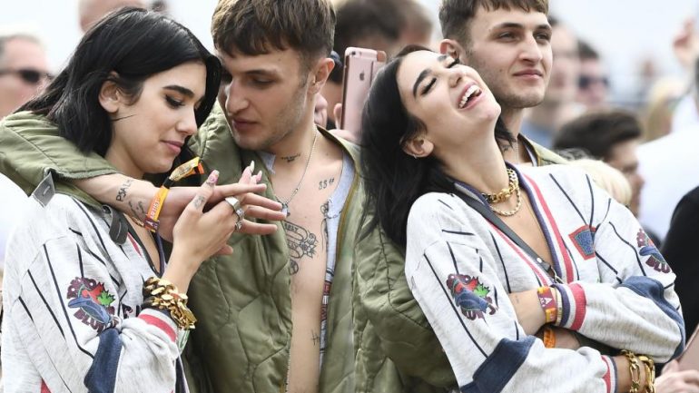 Lidhja me vëllain, dy modelet “kërcënojnë” Dua Lipën