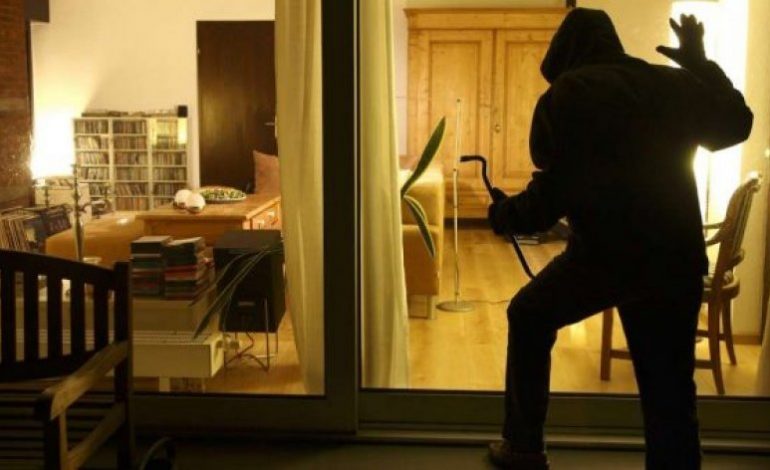 Hajdutët futen në banesë, vjedhin 20 mijë lekë