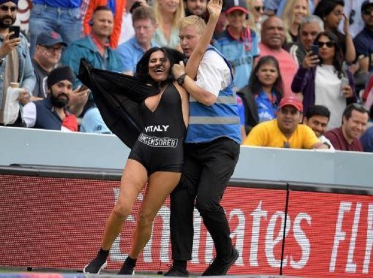 Vjehrra si nusja, pushton fushën në finalen e kriketit