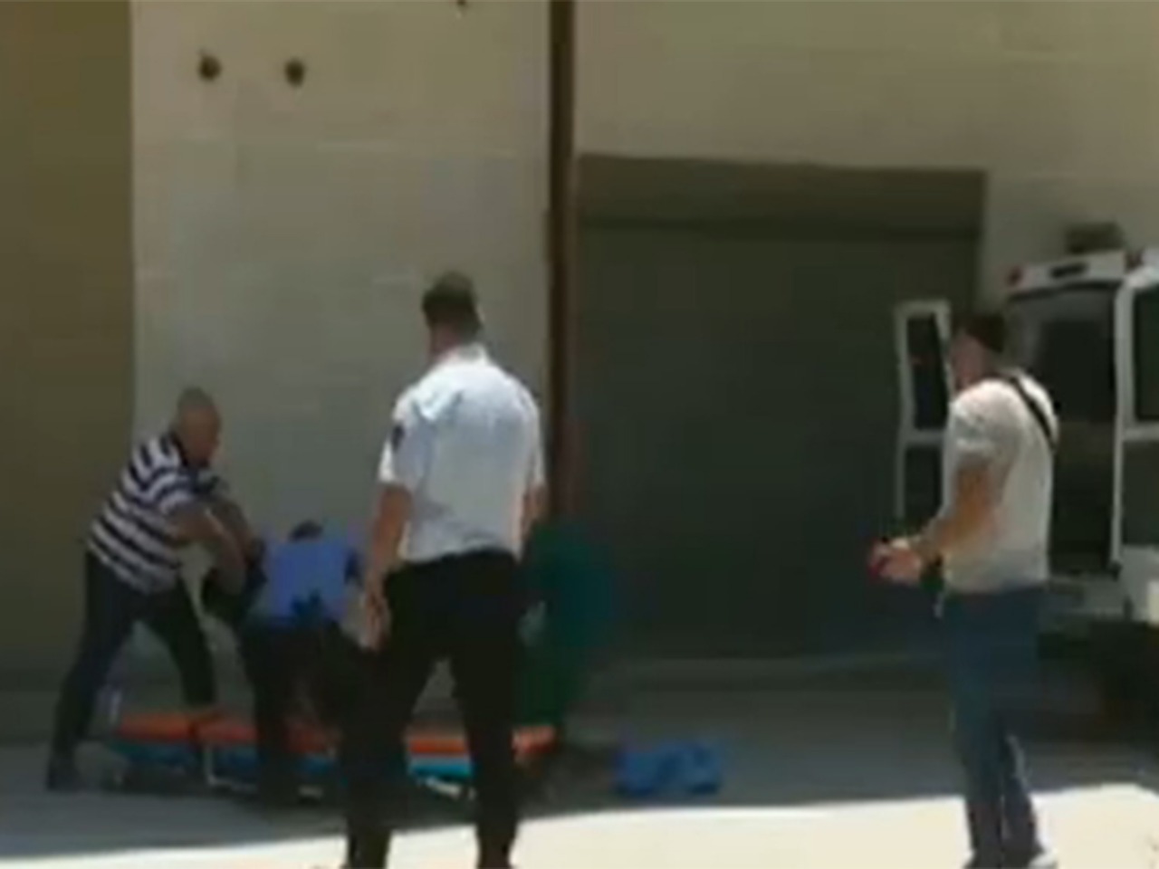 Pamje të rënda nga Kavaja, viktima në tokë, policia rrethon vendin (VIDEO)