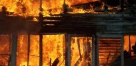 Djeg dyqanin e xhaxhait, 27-vjeçari rëndë në spital