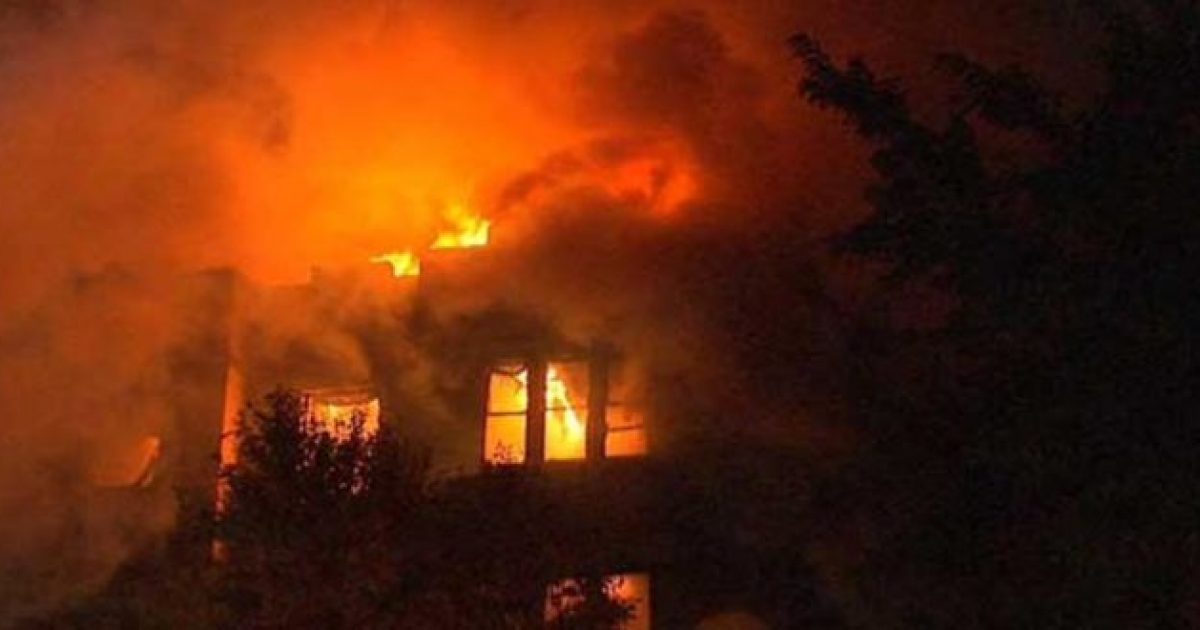 Shkrumbohen dy banesa, zjarrfikësit luftë për të shuar flakët
