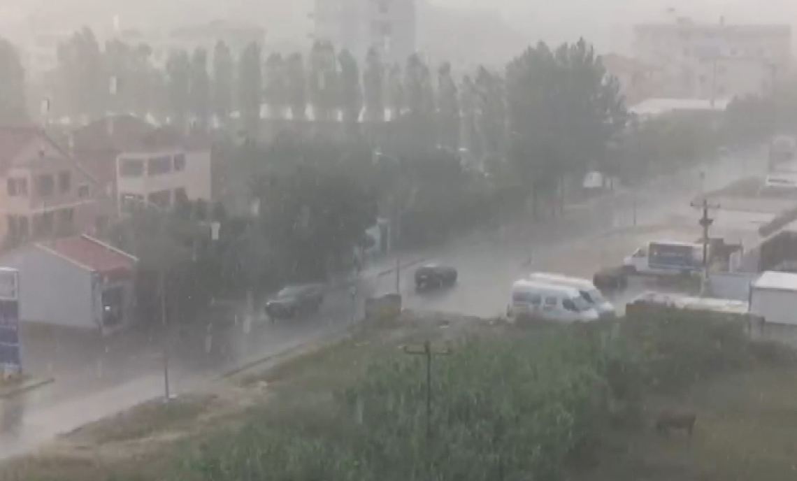 Breshër në Tiranë, mot i pazakontë në mes të gushtit