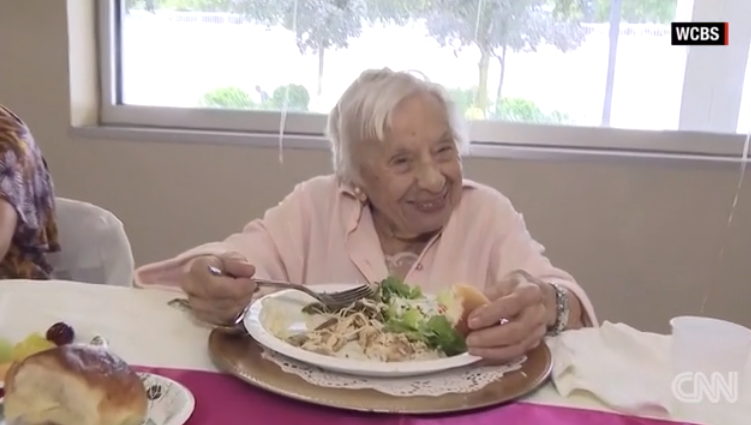 Gruaja mbush 107 vjeç, habit me sekretin e jetëgjatësisë