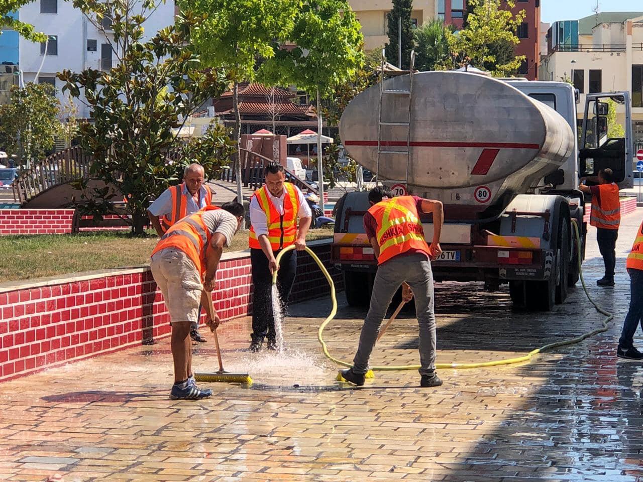 Kryebashkiaku i ri i Shijakut “përvesh mëngët”, e nis javën duke larë rrugët e qytetit (FOTO)