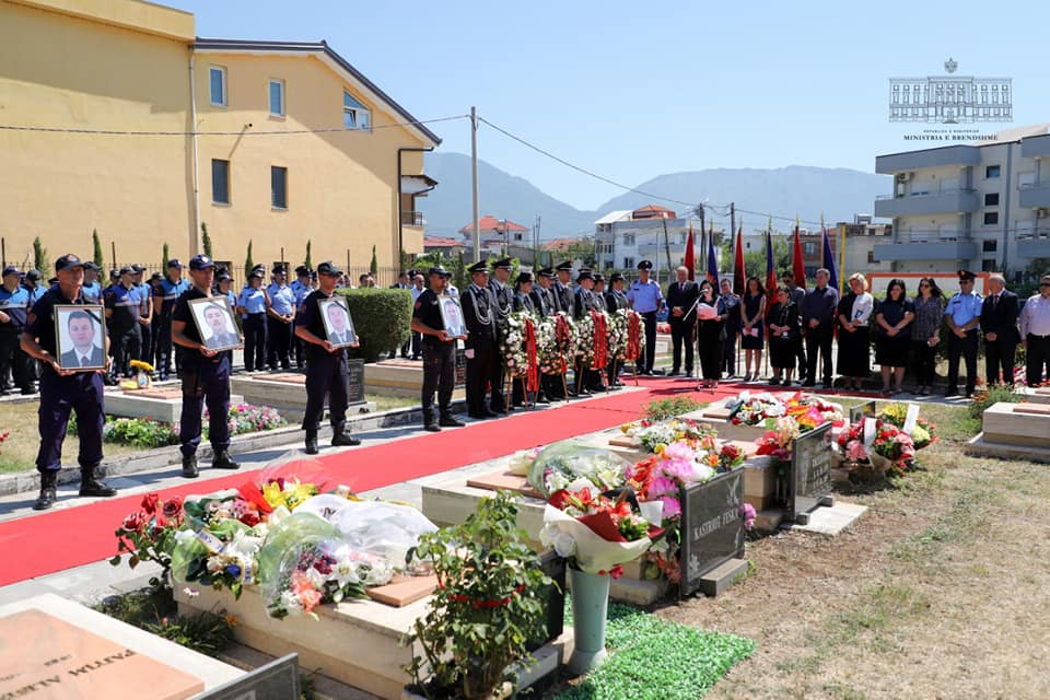 U vranë në Durrës nga Dritan Dajti, kolegët ceremoni përkujtimore për 4 Dëshmorët e Atdheut