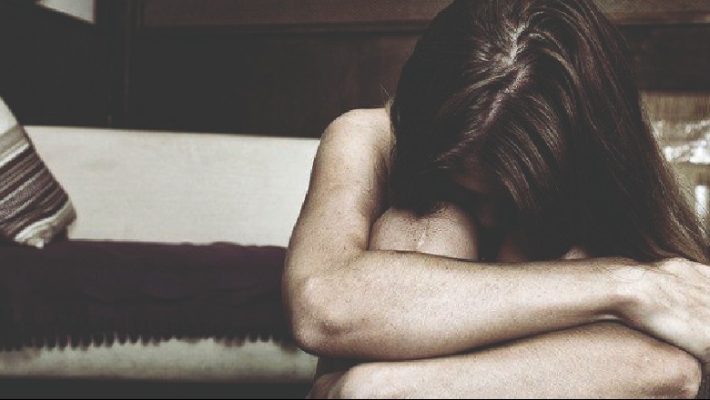 Shqiptarja u përdhunua nga 20 burra njëkohësisht, 10 vite makth nga romanca jashtëmartesore