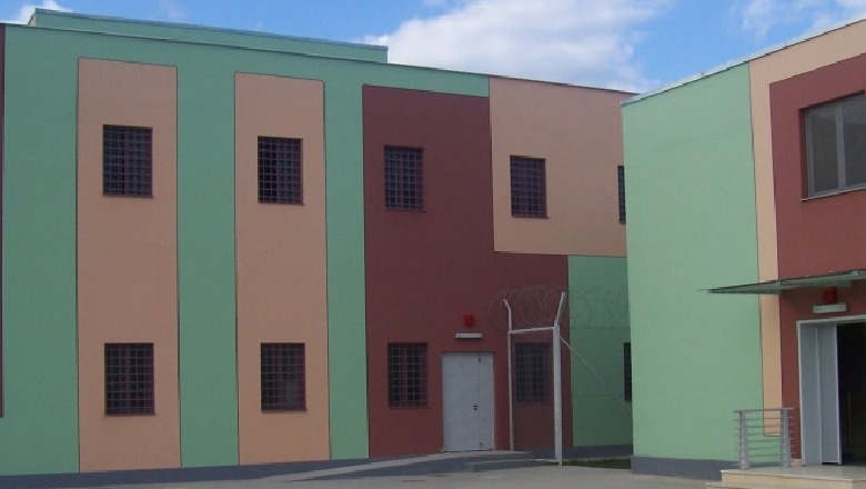 Futi drogë në atletet e djalit të burgosur, nëna “postiere” vihet nën hetim