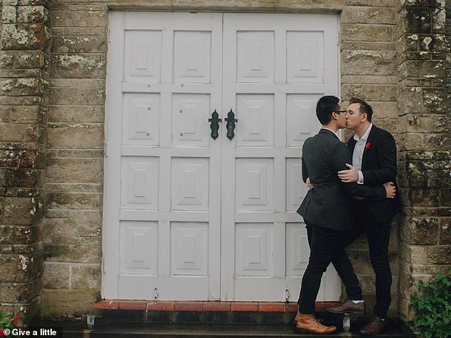 Çifti i homoseksualëve kërkon 25 mijë dollarë për të krijuar familje