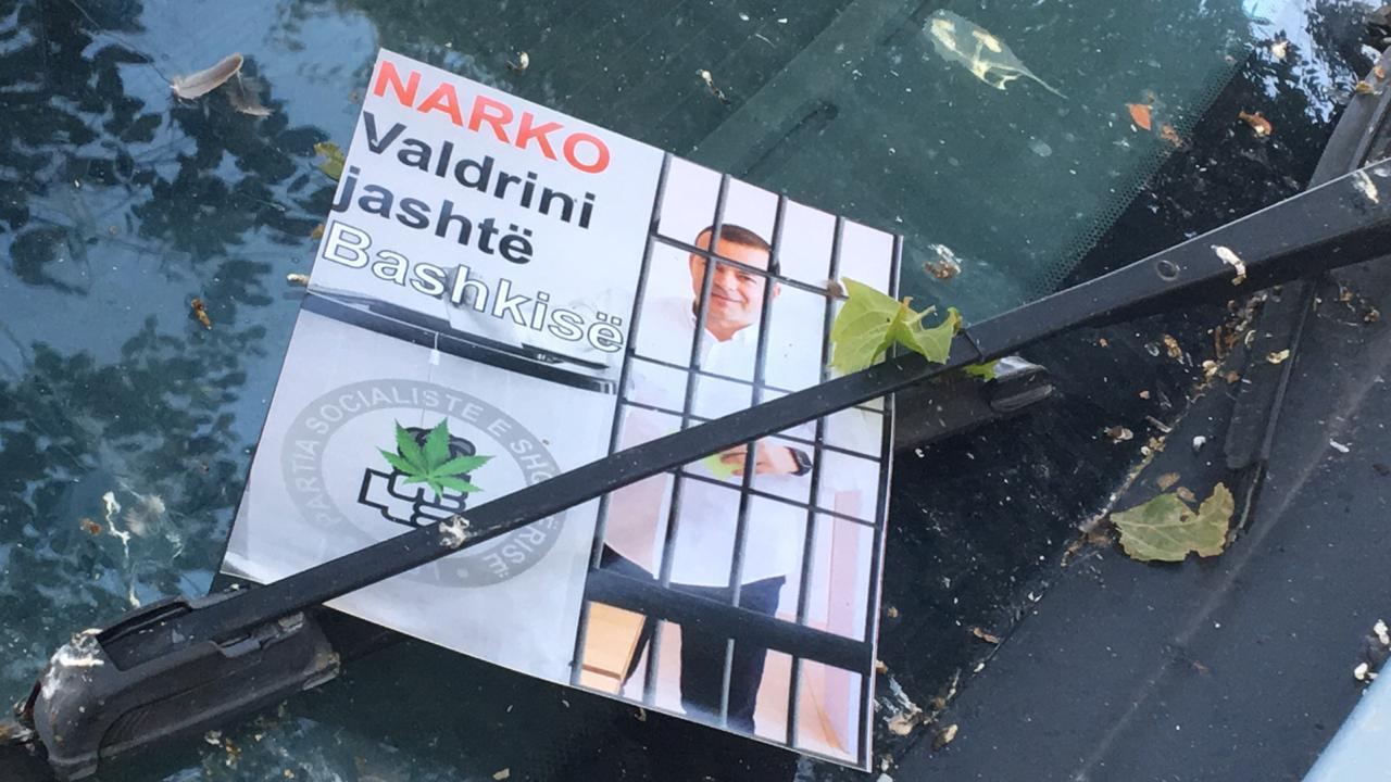 Pankartat kundër Valdrin Pjetrit mbushin qytetin (FOTO)