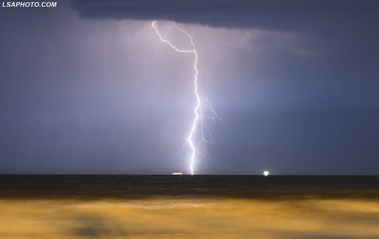 FOTO/ Rrufetë ndriçojnë qiellin, pamje fantastike nga plazhi i Durrësit