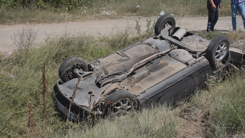 Makina del nga rruga, humb jetën i riu, një tjetër plagoset
