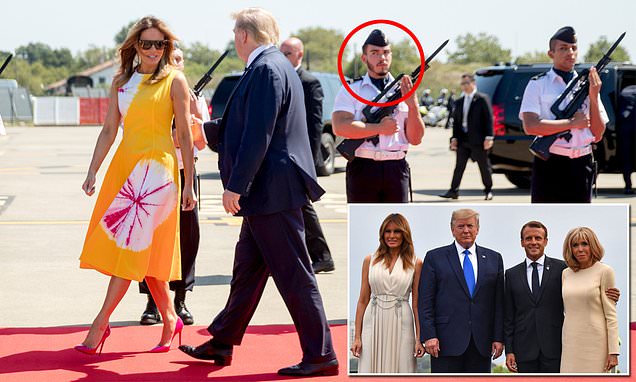 Ushtarët francezë nuk i ndajnë dot sytë nga Melania Trump, rrezaton me fustanin 650 dollarë