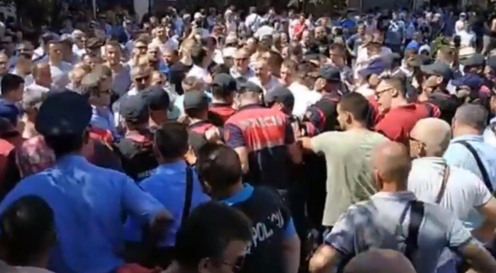 Protesta LIVE në Shkodër, qytetarët përplasen me Policinë