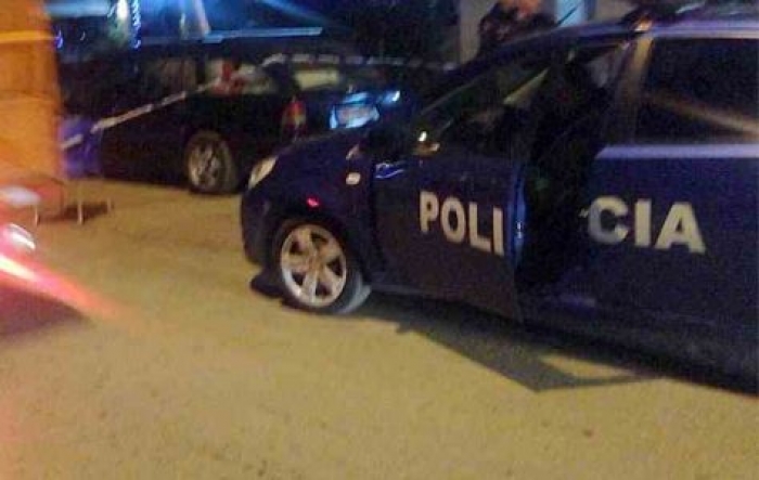 Qëllon me armë në ajër, policia vihet në ndjekje të tij
