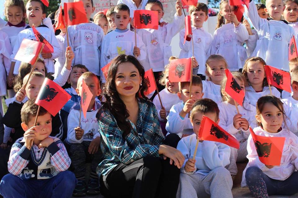 “Gëzuar nga ne” Spiropali uron krah vajzës e bashkëshortit (FOTO)