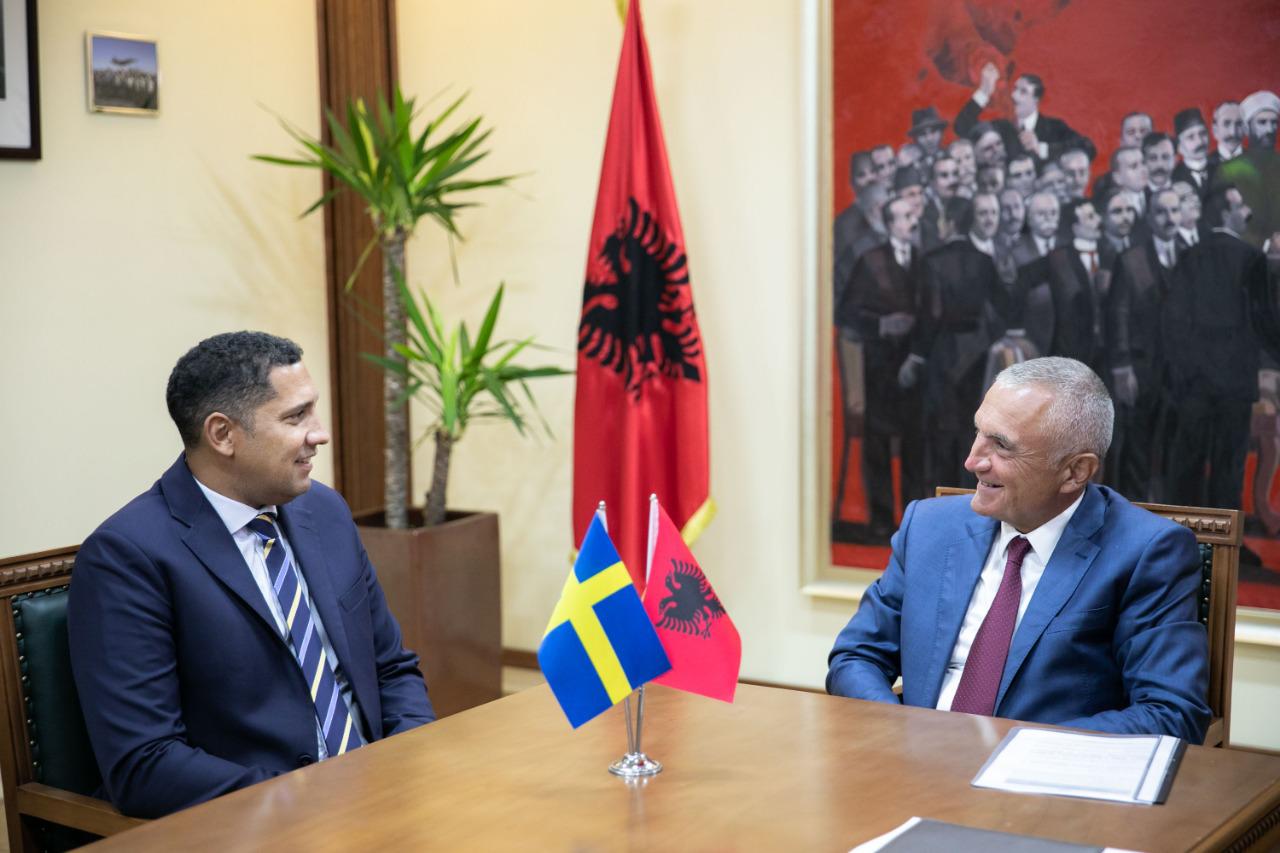 Presidenti Meta pret në një takim lamtumire ambasadorin suedez