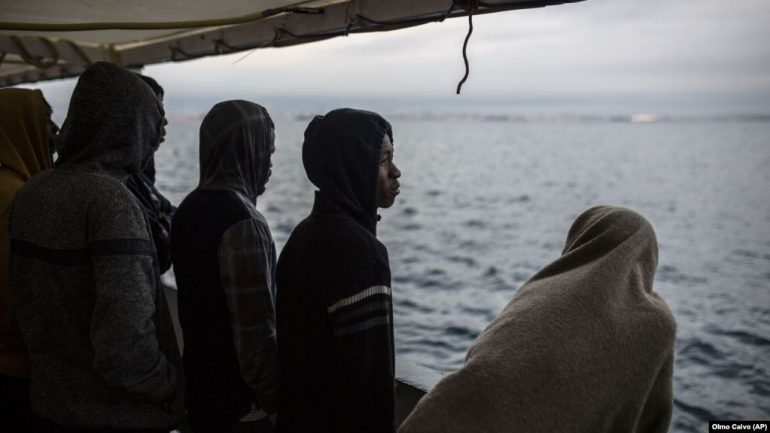 6 vende të BE-së do të pranojnë migrantët të bllokuar në Detin Mesdhe