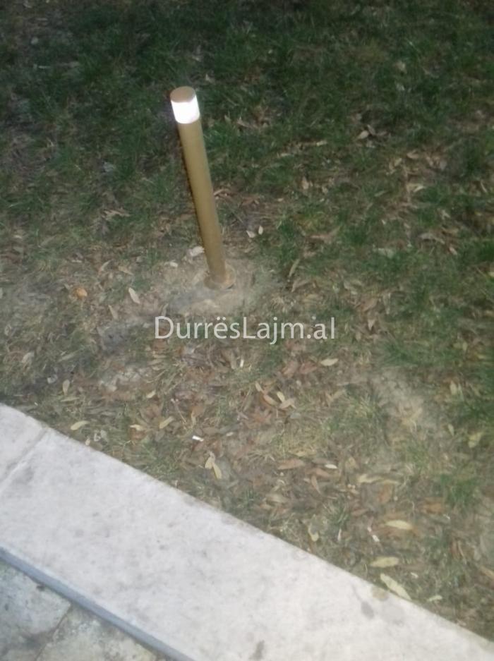 Ndërhyn menjëherë bashkia, montohen ndriçues të rinj në lulishten në qendër të Durrësit