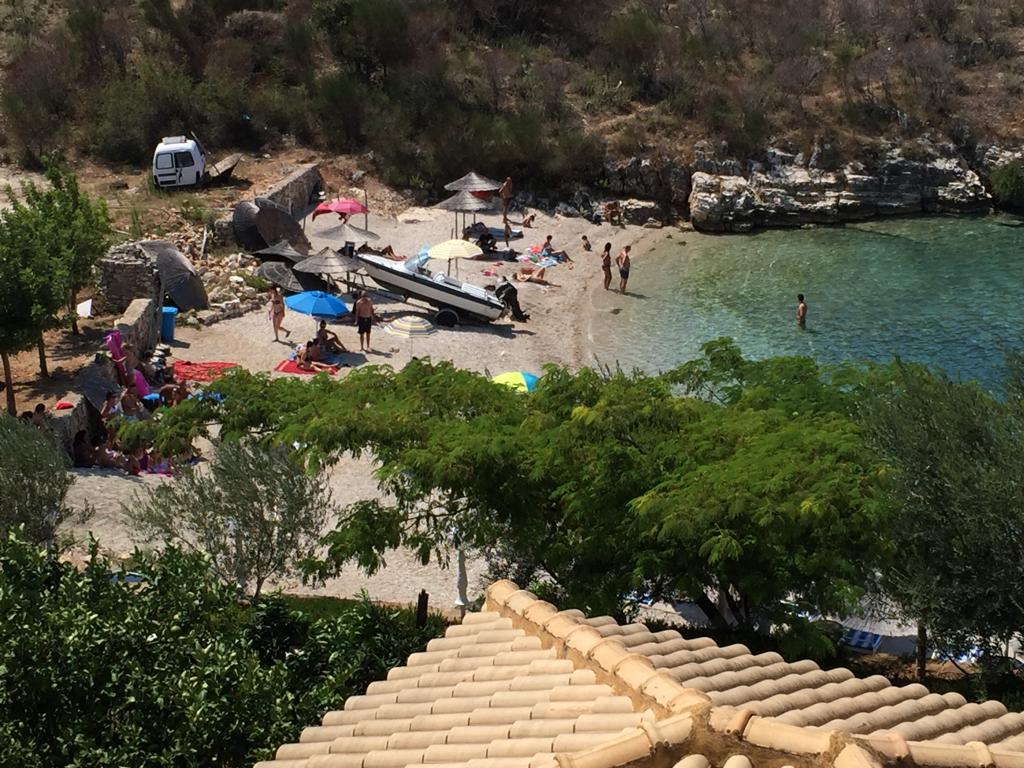 Mbyllet restoranti i Mihal Kokëdhimës, plazhi aty tani mund të shijohet falas