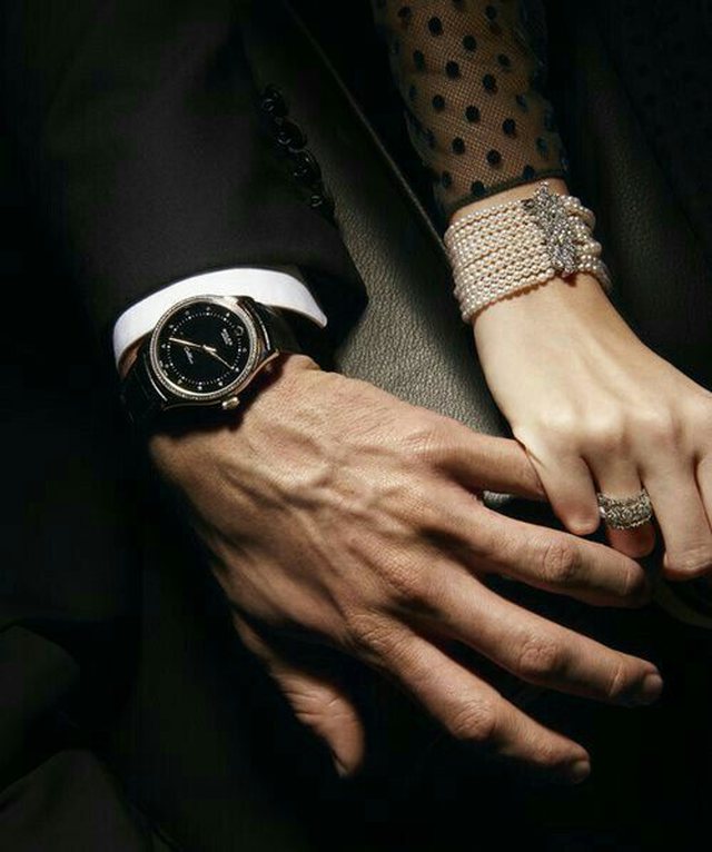 Nëse dëshironi të dini më shumë për një mashkull, hidhni një sy nga duart e tij