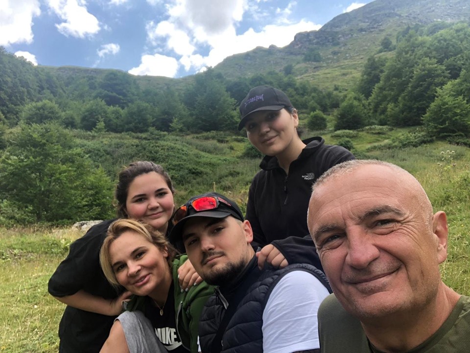 Meta përshëndet nga Kosova bashkë me familjen