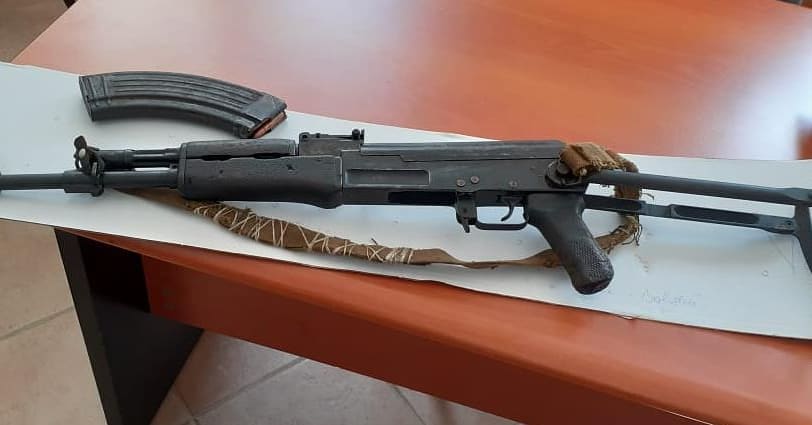Qarkullonte me kallashnikov, kapet në flagrancë i riu