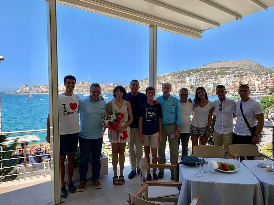 Me lule në duar, Klosi viziton turistët e dhunuar: S’është as në traditën e as në kulturën tonë