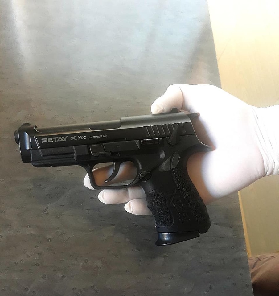 Kanosi me armë pa leje babë e bir, arrestohet 27-vjeçari