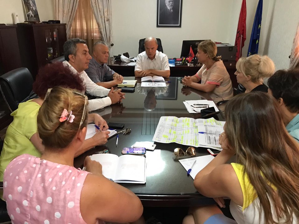 Viti i ri shkollor/ Prefekti i Durrësit takohet me drejtuesit vendorë dhe ata të DAR