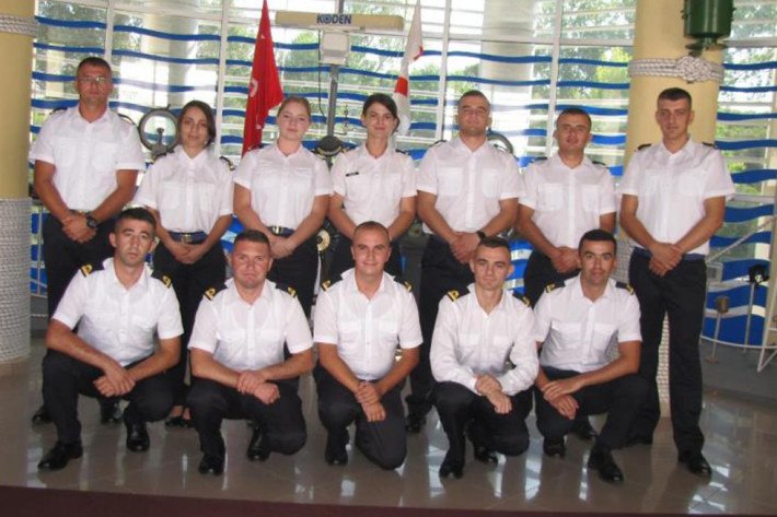 Durrës, prezantohen 12 oficerë të rinj të Forcës Detare (FOTO)