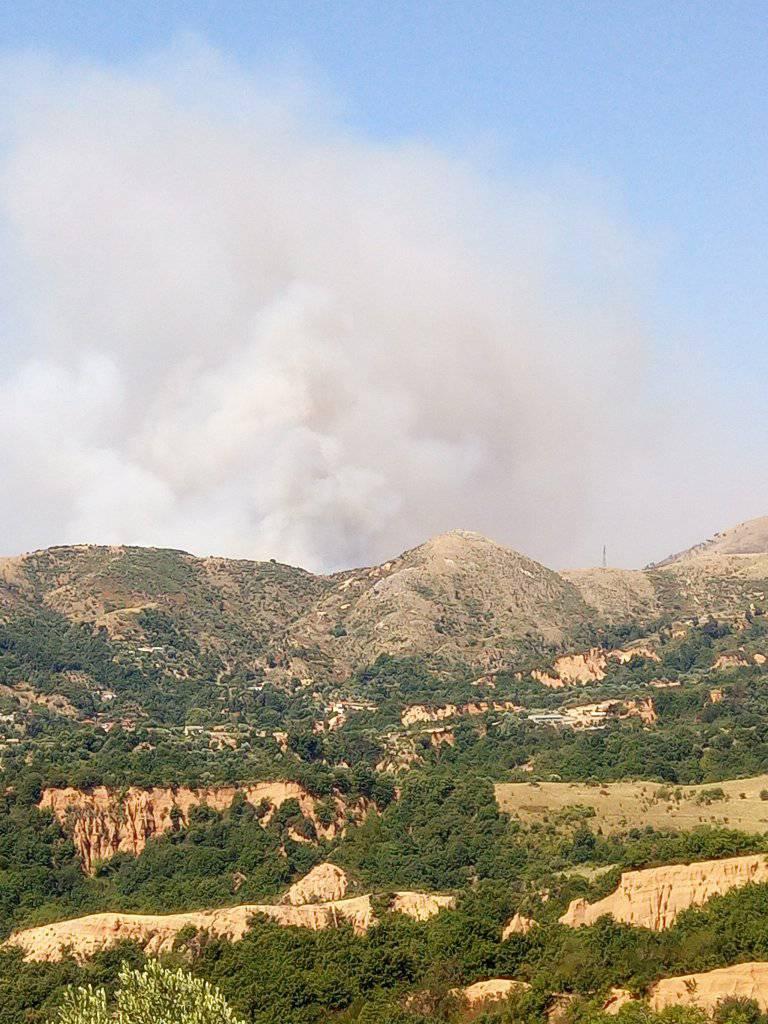Zjarr pranë puseve të naftës, rrezikohet edhe Parku i Syrit të Kaltër