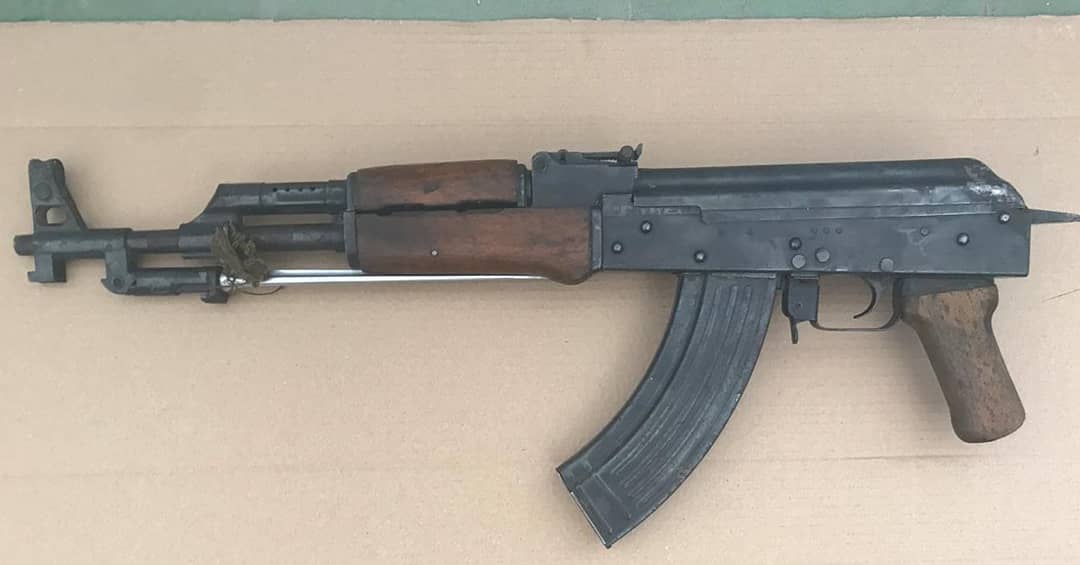 Përndiqte dhe kanoste me armë një vajzë, në pranga i riu