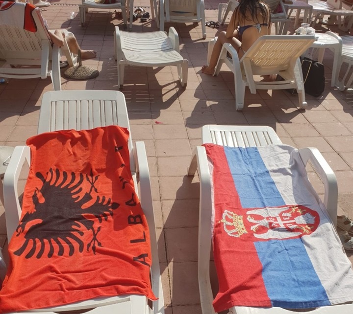 Flamuri shqiptar dhe ai serb bashkë në mes të Beogradit, po bën xhiron e rrjetit