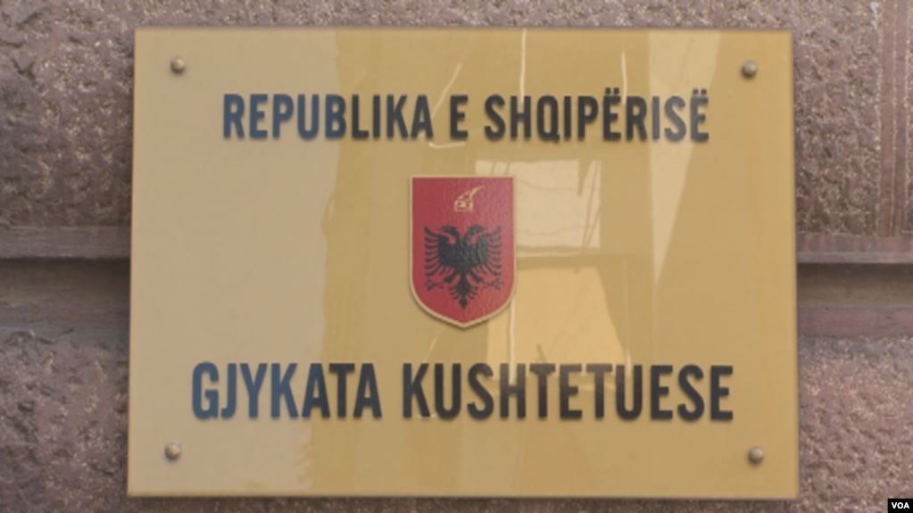 Zëri i Amerikës: Në rrezik plotësimi i 6 vendeve në Gjykatën Kushtetuese